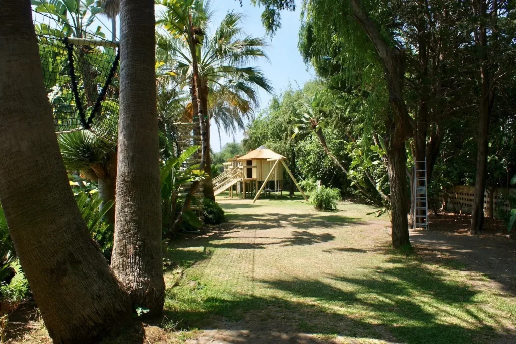 garden+treehouse+in+the+sun