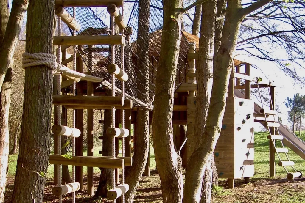 treehouse+with+rope+ladder+and+climbing+wall